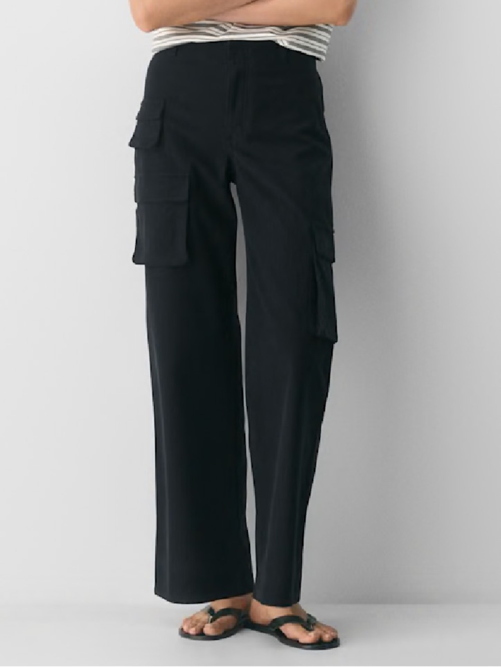 Aritzia Wilfred free black cargo pocket flattering wide leg pants size 2